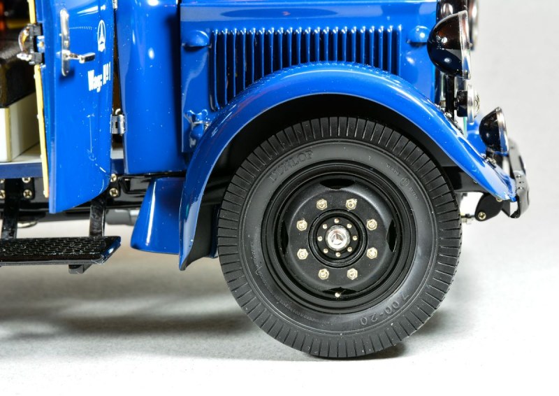 REVIEW: CMC Mercedes-Benz LO 2750 • DiecastSociety.com