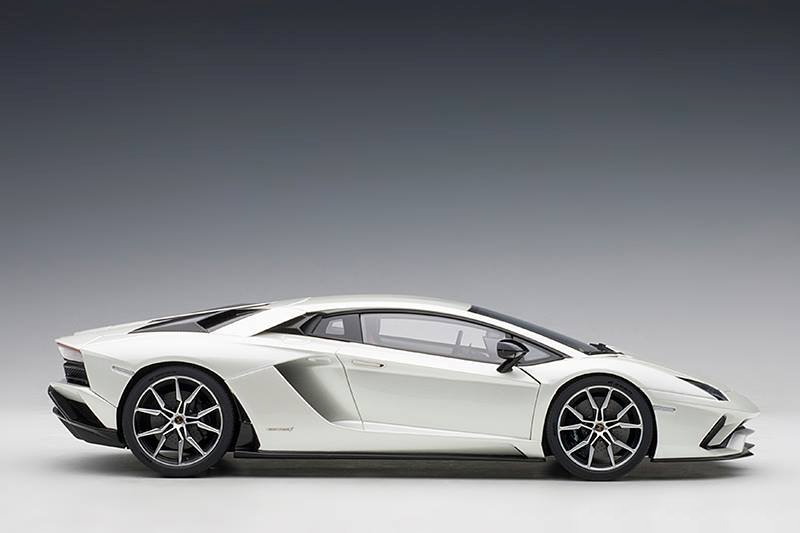 AUTOart Lamborghini Aventador S, Balloon White/Pearl White