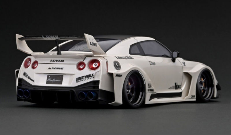Ignition Model 8 GT Nissan 35GT-RR White w/ Ms. Chisaki Kato