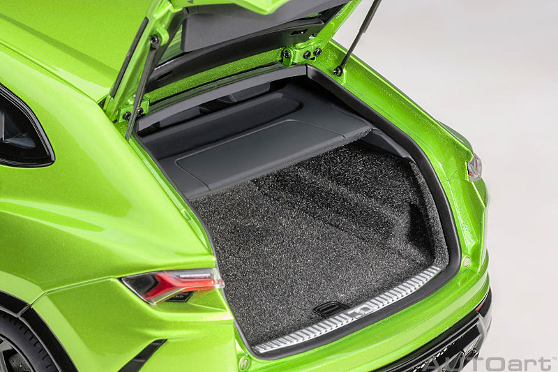 Lamborghini Urus 1/18 グリーン　精密模型 AUTOart 1:18 Lamborghini Urus year 2018 selvans green 79169