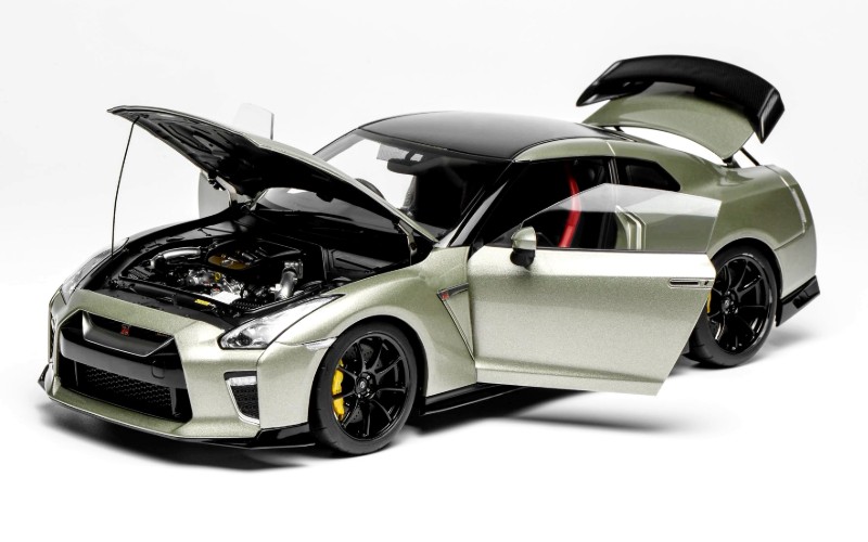 Nissan GT-R35 Nismo 1/8スケールモデル 1/18 Nissan GT-R (R35) Nismo Special Edition (Silver