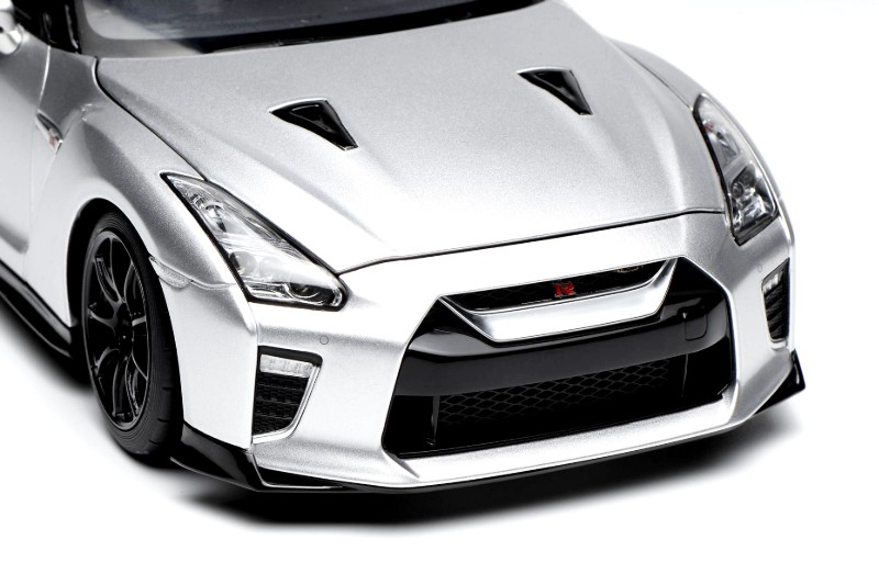 Nissan GT-R35 Nismo 1/8スケールモデル R35 NISSAN GT-R NISMO Special edition 2022 ブリリアント